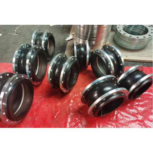 Why does leakage occur at the end face of a rubber expansion joint?