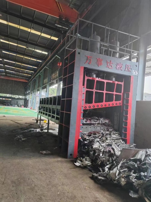 Wanshida realiza una rigurosa inspección final sobre nuevas cizallas de pórtico