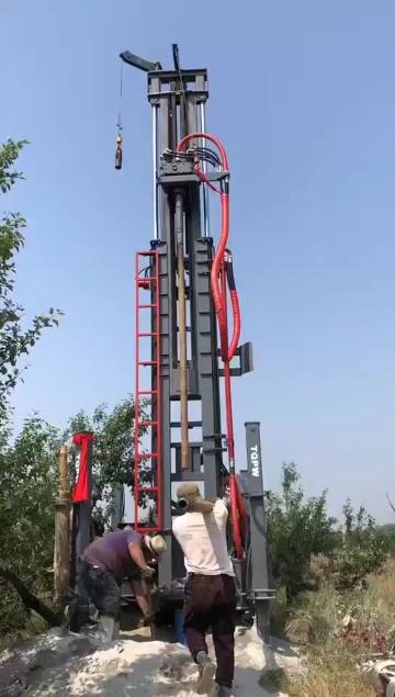 Water well rig reloading the pipe