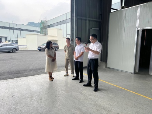 A delegation led by Qi Jiahong, Director of the Banan District Economic and Information Technology Commission, visited Sennan Electric to discuss the implementation of charging pile technology