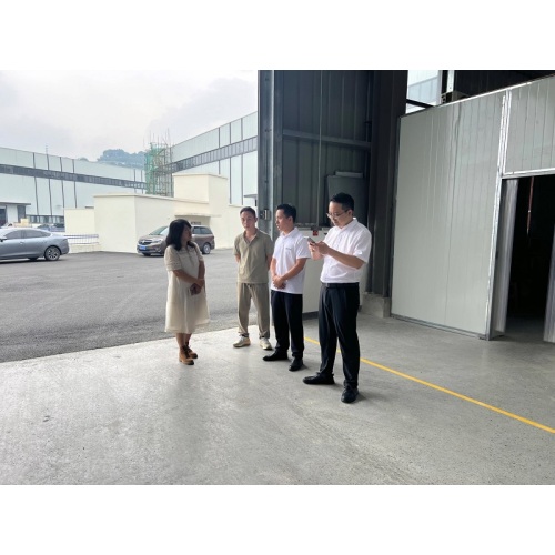A delegation led by Qi Jiahong, Director of the Banan District Economic and Information Technology Commission, visited Sennan Electric to discuss the implementation of charging pile technology