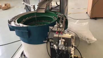 Bowl feeder for screw