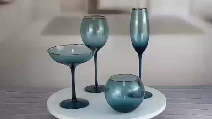 Ensemble de verre à vin bleu avec jante en or