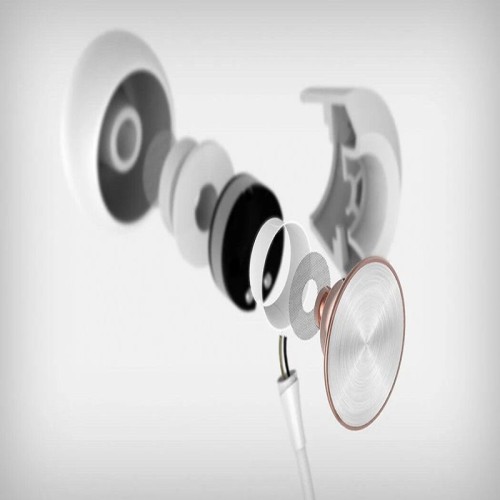 Como a eficiência de escala beneficia o controle de custos na produção direta do fornecedor?