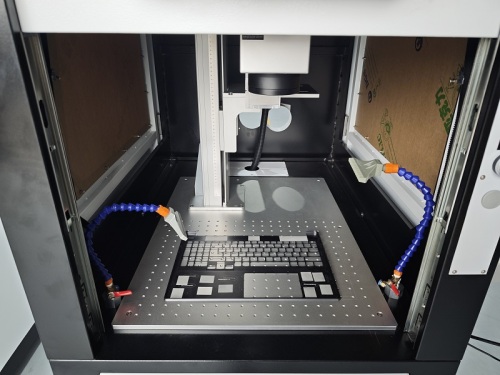 Chongqing Chuke Intelligent Machinery & Equipment Co., Ltd. ofrece un sistema de eliminación de anodizado láser personalizado a la cadena de suministro de componentes de computadoras portátiles