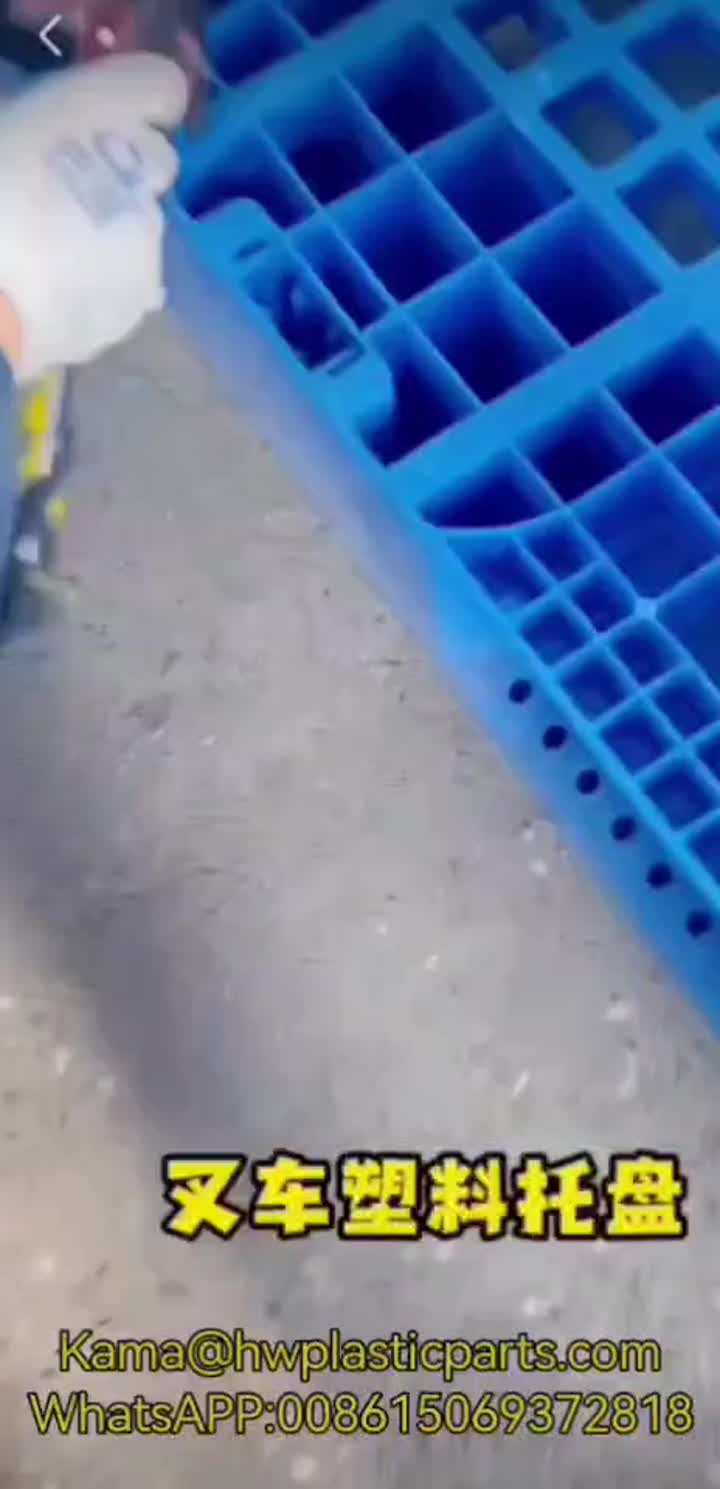Plastic pallets  (3)
