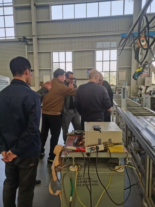 エジプトの顧客が工場視察のため江蘇克徳電気有限公司を訪れました。両者は戦略的パートナーシップに成功しました。