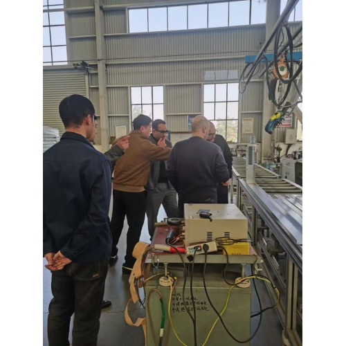 エジプトの顧客が工場視察のため江蘇克徳電気有限公司を訪れました。両者は戦略的パートナーシップに成功しました。