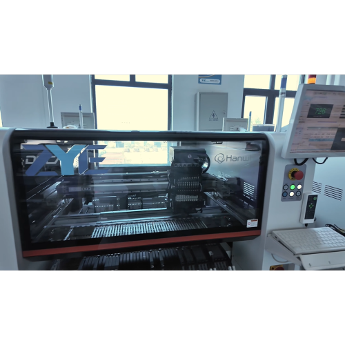 Équipement d'assemblage automatisé de PCB en opération-1