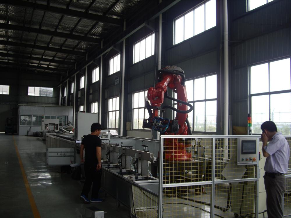 第一代母线槽自动铆接设备