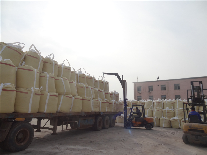 Road salt is being loaded on a track to Weifang Port