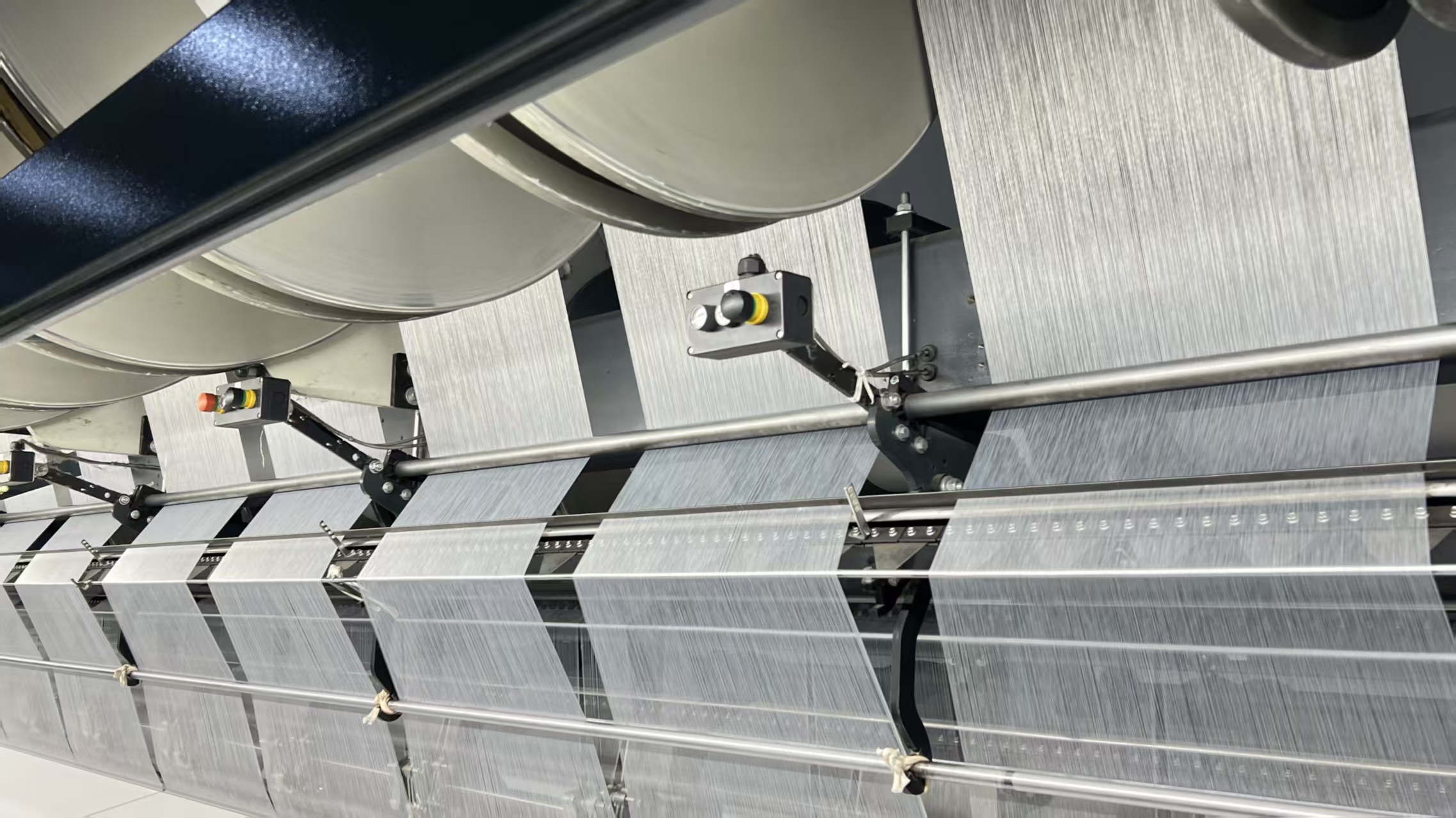 Elegância ao alcance: um guia abrangente para as qualidades superiores e cuidados com tecidos de veludo para sofás