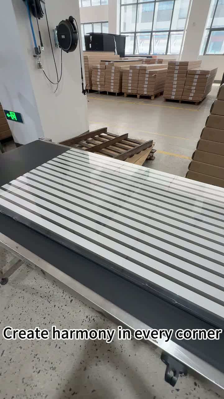 Os painéis acústicos de madeira TianGe Acoustic Slatted proporcionam excelente absorção sonora em frequências médias-altas