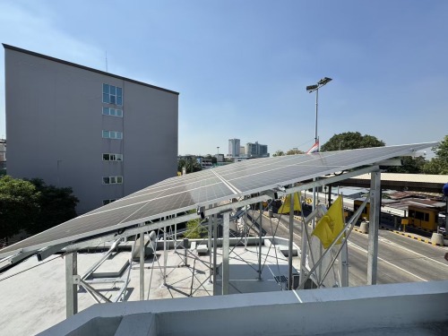 Кронштейн на месте, на крыше активирован режим зеленой энергии.