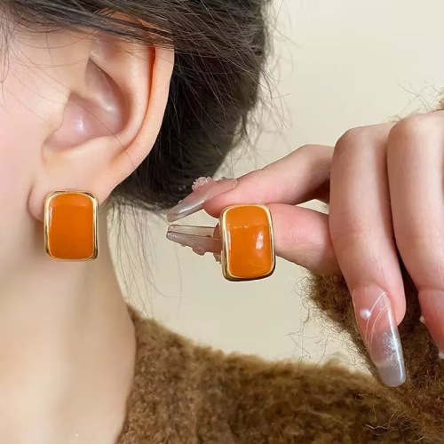 Yiwu Accessories Exhibition Bestseller Spotlight: Kaifei Trade Curve Geometric Stud Earrings, Defining daily light luxury with craftsmanship and design