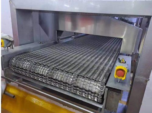 Hitzebeständige Flachdrahtbandsysteme halten 650 °C stand, wenn Betreiber von Industrieöfen von Gewebebändern umsteigen