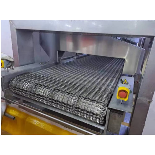Los sistemas de correas de alambre plano resistentes al calor resisten 650 °C a medida que los operadores de hornos industriales abandonan las correas de tela