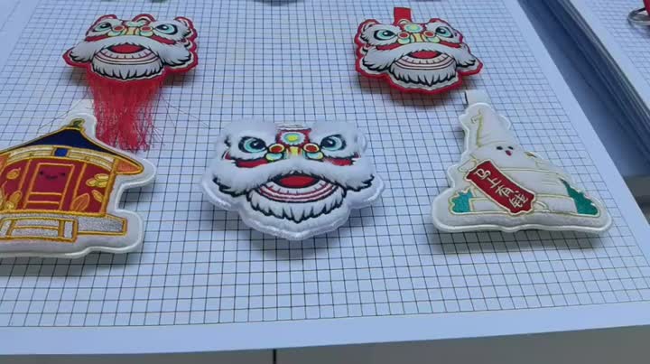 Kreativní výplň s vyšívaným logem