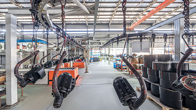 ¿Cómo se soluciona la sincronización de motores de frecuencia variable y motores de regulación de velocidad electromagnéticos?