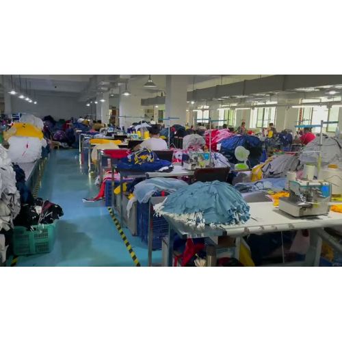 ورشة إنتاج ملابس الفريق