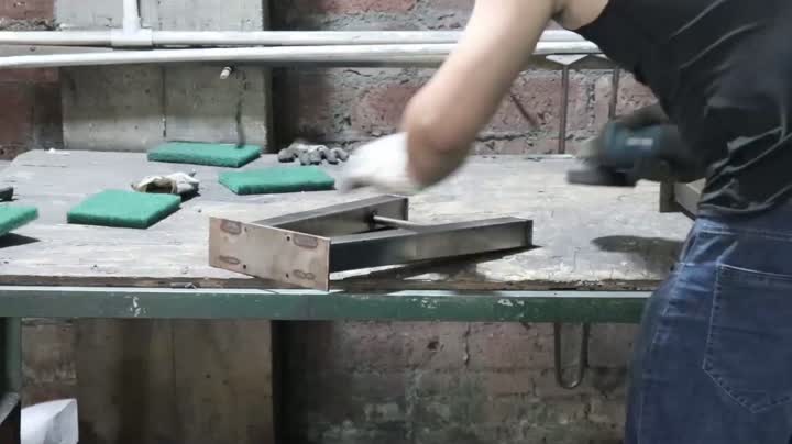 רגלי שולחן מבריקות