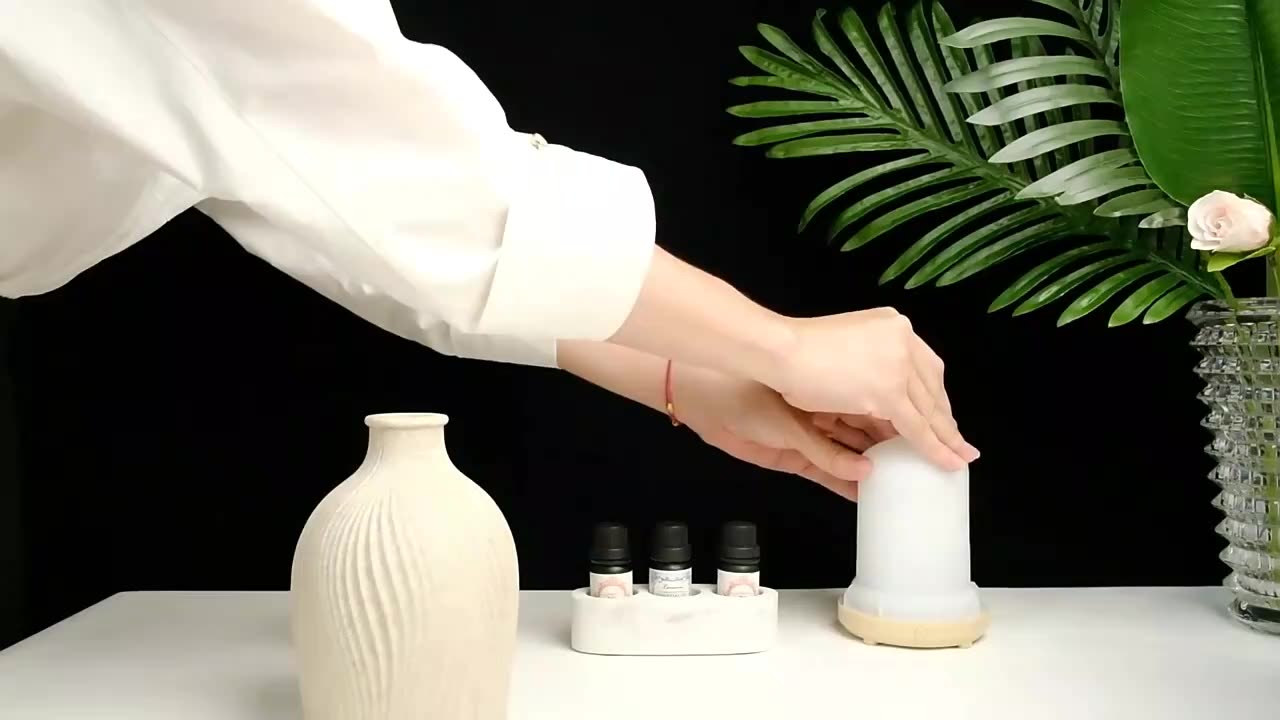 Diffuser minyak atsiri, 100 ml minyak esensial diffuser aromaterapi, humidifier kabut keren ultrasonik yang tenang dengan 7 warna lampu1