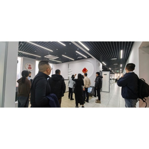 Тан Дайпін, генеральны менеджэр кампаніі Leeyu Precision Technology Co., Ltd., суправаджаў дэлегацыю Чунцынскай асацыяцыі трансгранічнага электроннага гандлю (CCETA) у Расію ў шматдзённую азнаямленчую паездку і праграму абмену.