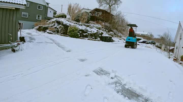 A escavadeira 1Ton usa um trator para remover a neve