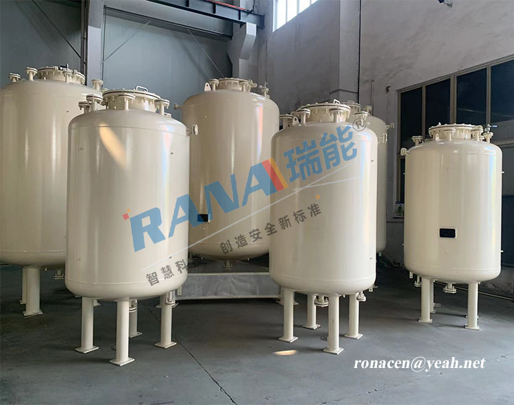 Бак, абліцаваны PTFE