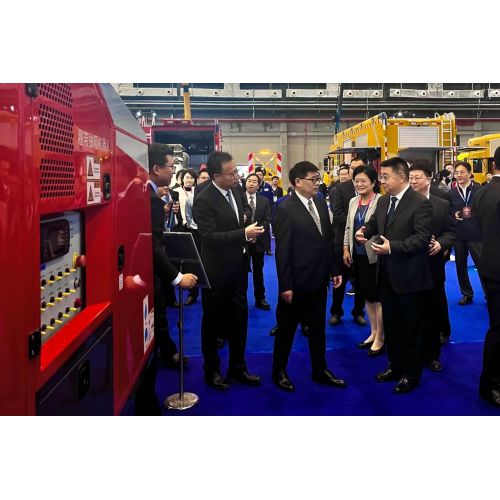 Der stellvertretende Minister Wang Daoxi vom Notfallmanagement untersucht die XCMG -Notrettungsausrüstung während der Expo