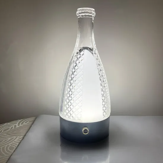 Lâmpada de mesa de metal recarregável elegante para espaços elegantes1