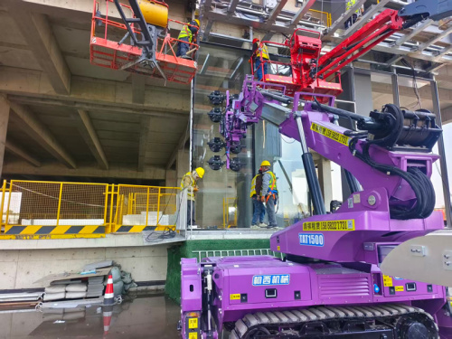 Tracked Vacuum Glass Handler lost problemen met verzonken Plaza-glasinstallatie op