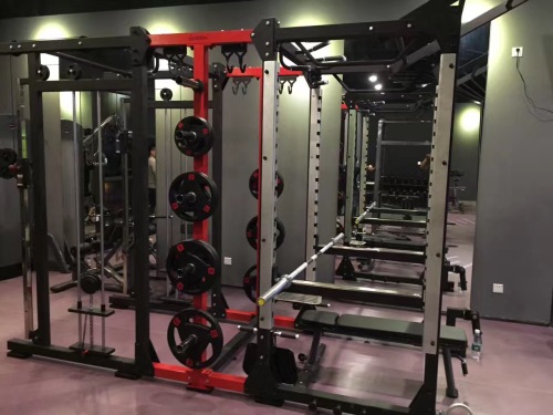 يقوم العميل العراقي بزيارة المعدات الرياضية في شركة Laijian Fitness Equipment Co. ، Ltd.