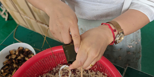 Traditional Dragon Boat Festival organizes employees to make zongzi