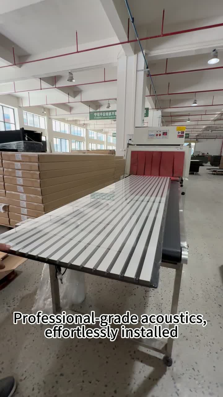 TianGe Akupanel oferece uma experiência acústica refinada através de ripas de madeira natural montadas em feltro reciclado. Ele melhora a clareza e o conforto da voz em qualquer ambiente, desde salas de conferências até salas de estar.