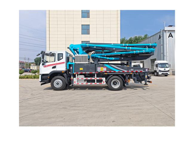 Xinxiang City Dongfeng Xinda Heavy Industry lança caminhão-bomba de mistura compacto de 30 metros para projetos de construção de edifícios baixos