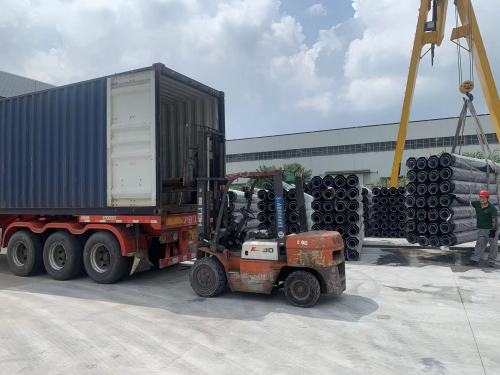 Οι ηλεκτρικοί πόλοι με γαλβανισμένες χαλύβδινες πόλους