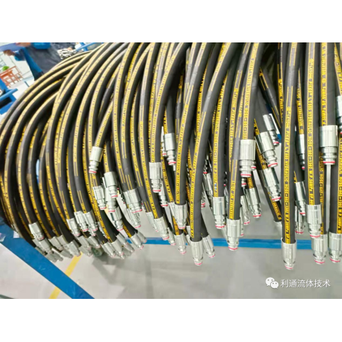 Comprendre les caractéristiques et les applications du tuyau de caoutchouc hydraulique en spirale filaire