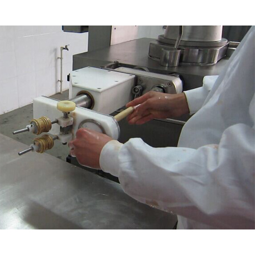 sausage linker device connected to vacuum filler 