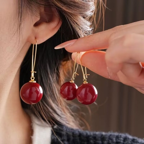 Yiwu Kaifei Trading has launched retro and exaggerated pearl earrings, using ingenious design ideas to tap into the new market of light luxury fashion