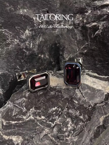 Ring set with garnets in white gold