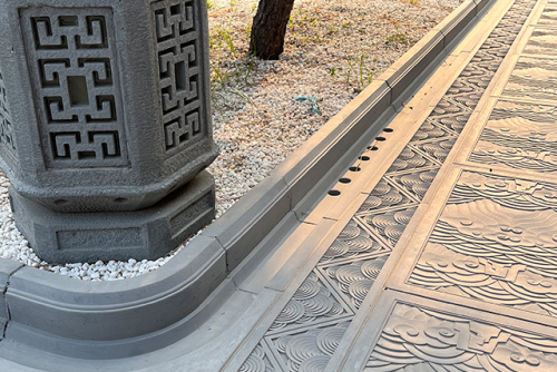Iko kusakwana kwakawanda kwemvura-yakatungamirirwa curbstones muPatio kuisa