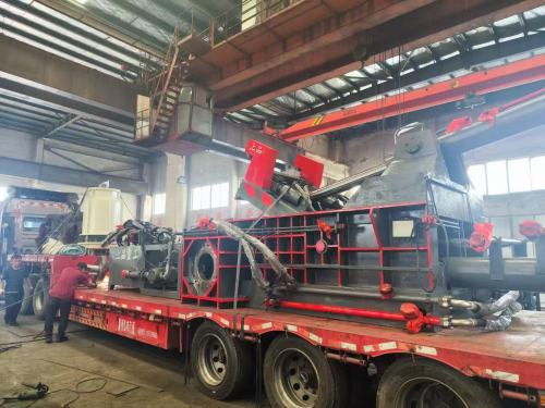 Presa hidraulică de baloți metalice de 200 de tone simplifică preprocesarea pentru oțelul