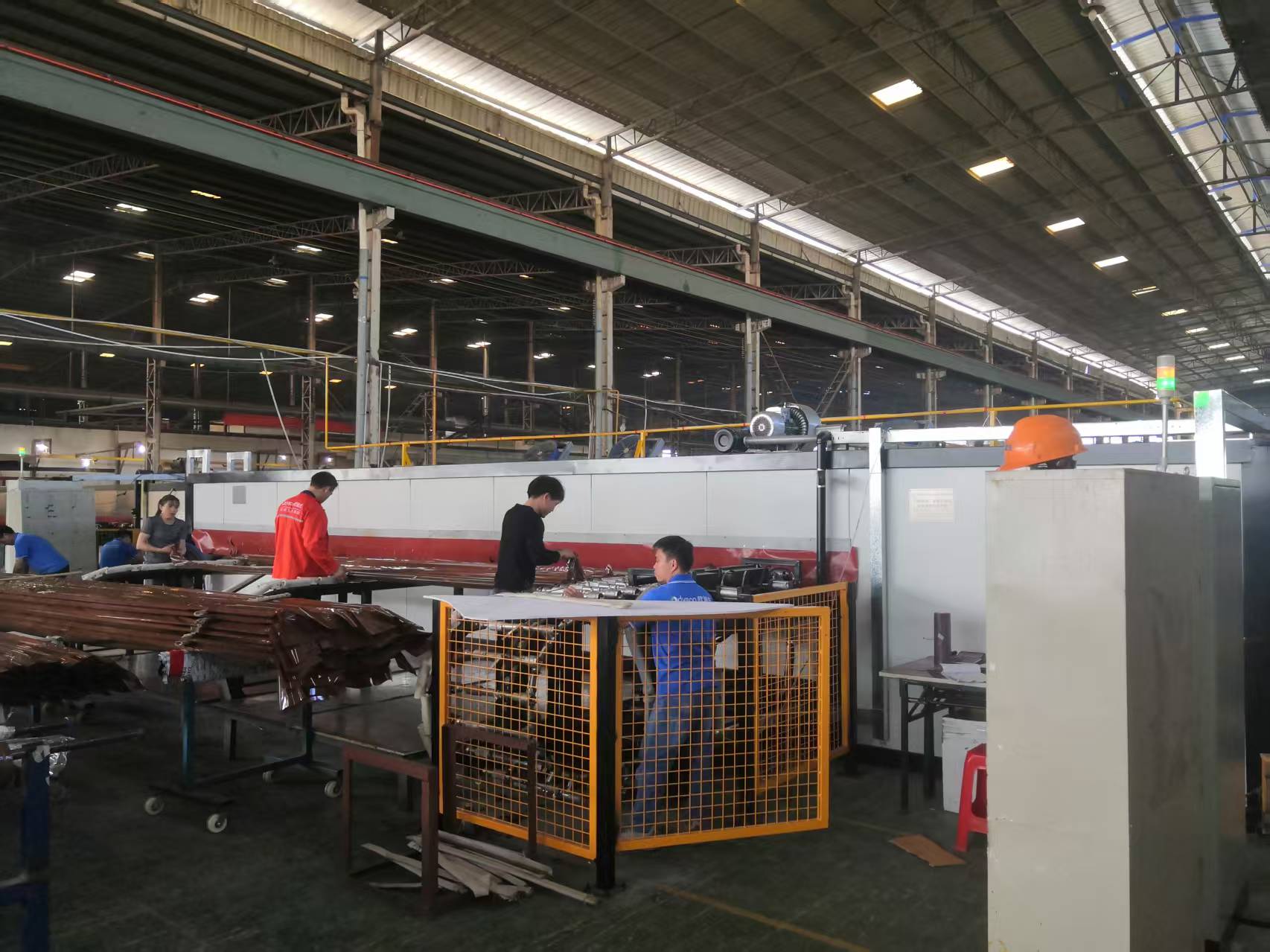 Un horno de transferencia de vetas de madera y aluminio totalmente automático se envió con éxito a Malasia, lo que contribuyó a la mejora del procesamiento de materiales de construcción en el Sudeste Asiático.