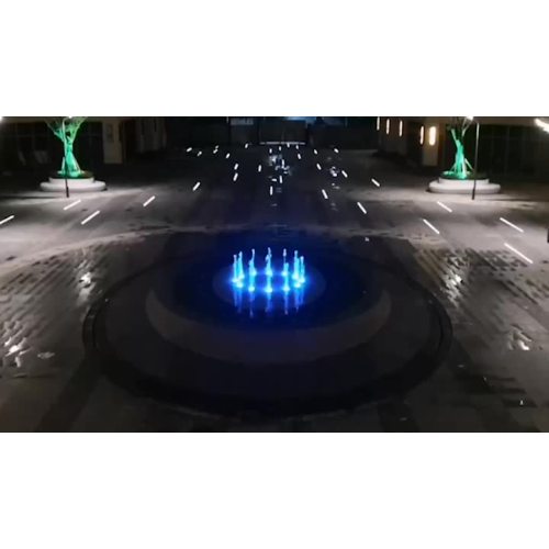 синие открытые фонтаны воды