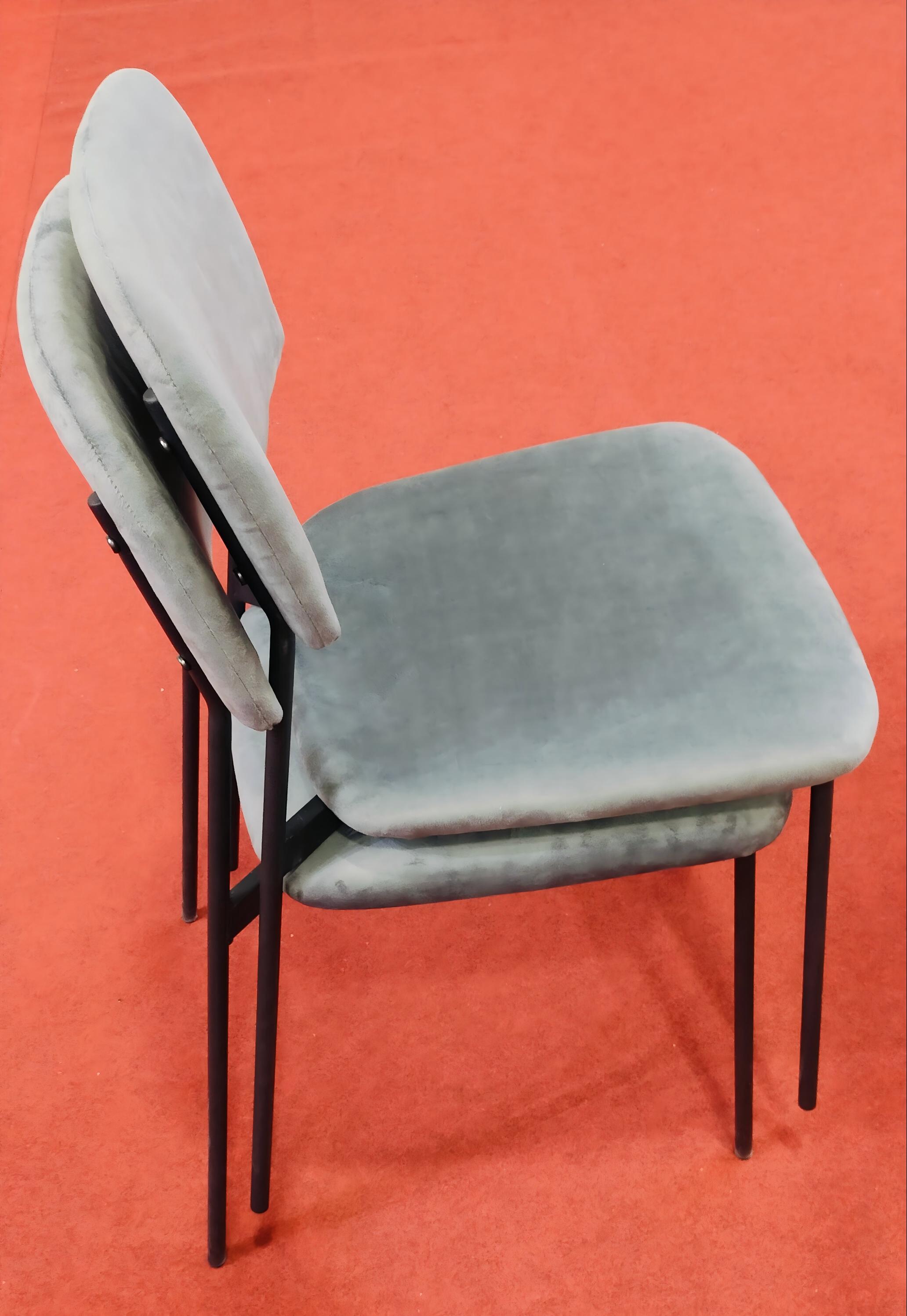 BR-24A3 Maximize seu espaço com cadeiras de veludo de empilhamento duráveis