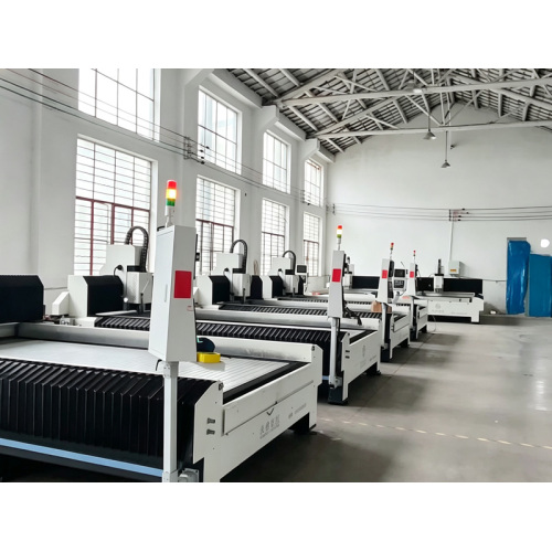 La fábrica amplía el taller de mecanizado CNC avanzado para puertas de entrada de villas de alto rendimiento y productos de puertas de aluminio