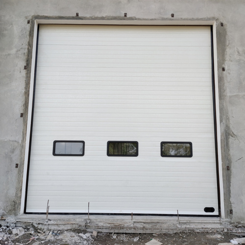 Portes de section aériennes automatiques installées pour un entrepôt industriel