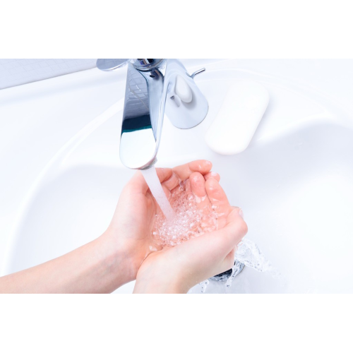 Comme correctement en utilisant du liquide de lavage à la main pour se laver les mains