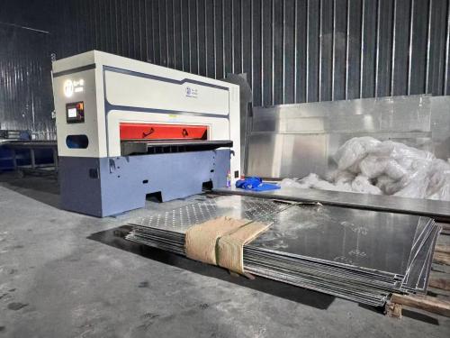 Kasus Situs Pelanggan | Mesin Servo Leveling Jiuzh JZ50-800 untuk Pemrosesan Lembaran Aluminium